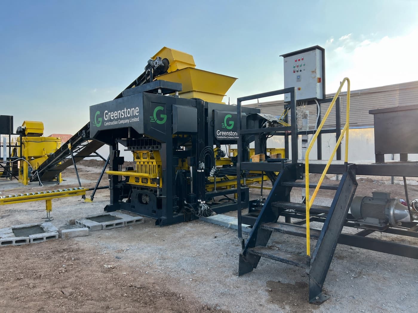 Greenstone block-making machine producing hollow blocks
